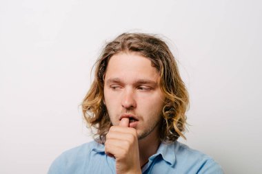 Adam tırnaklarını yiyor.