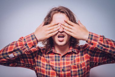 Erkekler gözlerini onun elleriyle kapatır.