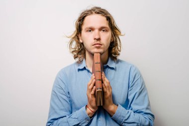 Elinde kitap olan adam.