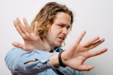 Adam korkudan korkuyor.