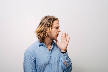 Stüdyoda poz veren adam