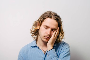 Stüdyoda poz veren adam