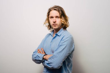 Kollarını kavuşturmuş bir adamın portresi.