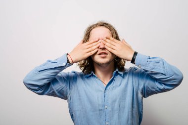 Erkekler gözlerini onun elleriyle kapatır.