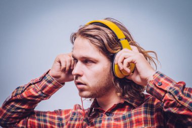 Stüdyoda poz veren adam