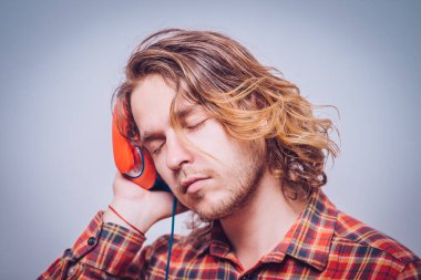 Stüdyoda poz veren adam