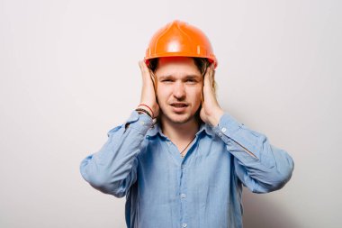 Stüdyoda poz veren adam