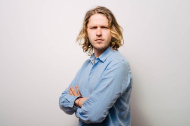 Kollarını kavuşturmuş bir adamın portresi.