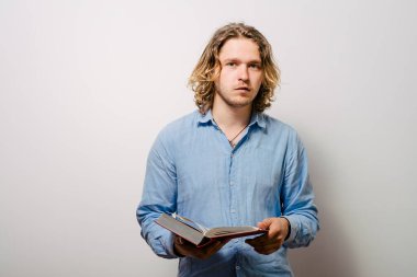 Elinde kitap olan adam.