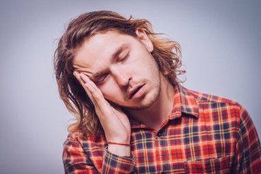 Stüdyoda poz veren adam