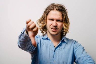 Adam baş parmak hareketi gösteriyor.