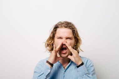 Stüdyoda poz veren adam