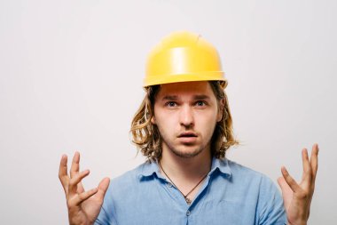 Adam ellerini havaya kaldırıyor.