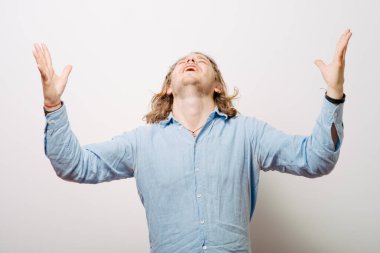 Stüdyoda poz veren adam