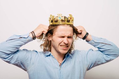 Stüdyoda poz veren adam