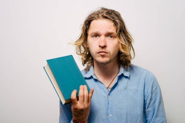 Elinde kitap olan adam.