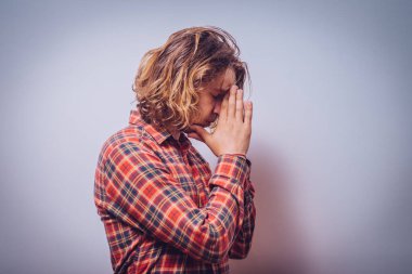 Stüdyoda poz veren adam