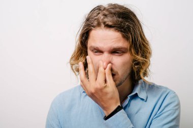 Leş gibi kokuyor. Adamın burnunu kapatır.