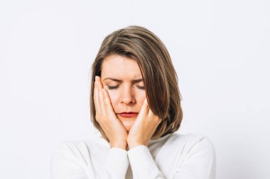 Stüdyo arka planında bir kadın