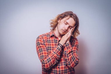 Stüdyoda poz veren adam