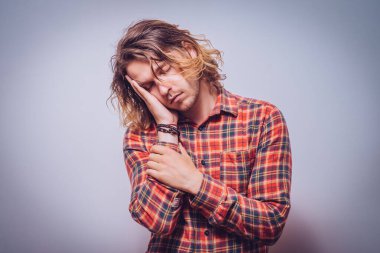 Stüdyoda poz veren adam