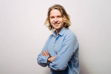 Kollarını kavuşturmuş bir adamın portresi.