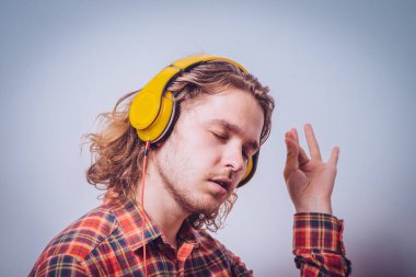 Stüdyoda poz veren adam