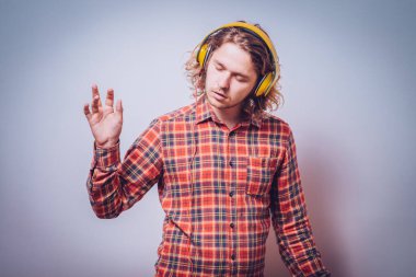 Stüdyoda poz veren adam