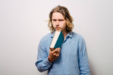 Elinde kitap olan adam.