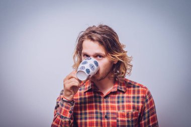 Stüdyoda poz veren adam