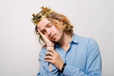 Stüdyoda poz veren adam