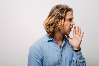 Stüdyoda poz veren adam