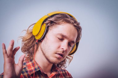 Stüdyoda poz veren adam