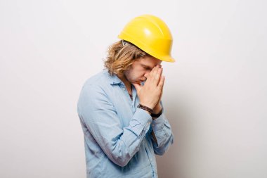 Stüdyo arka plandaki adam