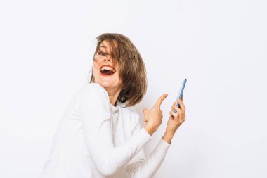 Stüdyo arka planında bir kadın