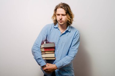 Elinde kitap olan adam.