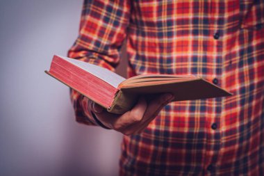 Elinde kitap olan adam.