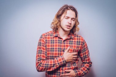 Kalp krizi geçiren bir adam.