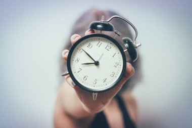 Stüdyo arka planında Saat Kadın