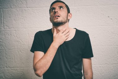 Boğazı ağrıyan adam stüdyo geçmişine karşı