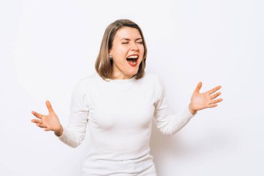 Stüdyo arka planında bir kadın