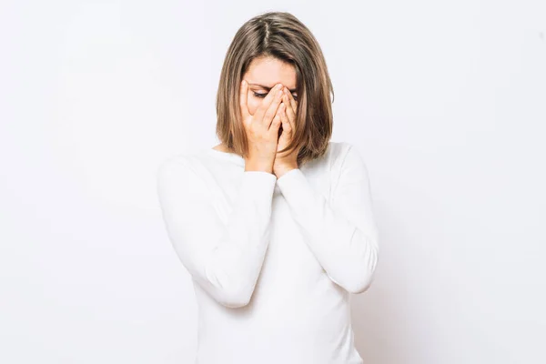 Frau Verdeckt Sein Gesicht Mit Der Hand — Stockfoto