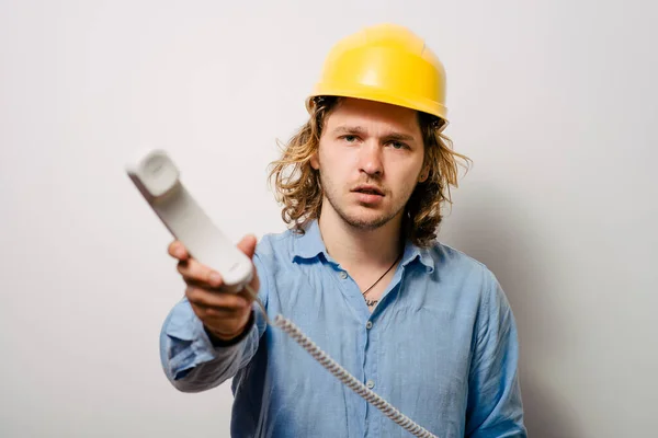 Jungunternehmer Telefoniert Büro Bau — Stockfoto