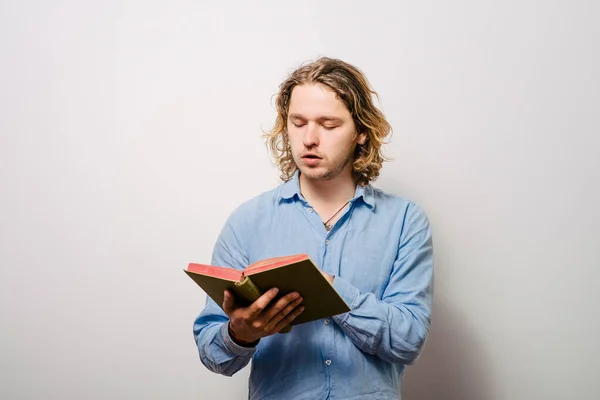 Man Met Een Boek — Stockfoto