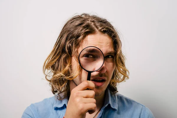 Man Met Een Vergrootglas — Stockfoto