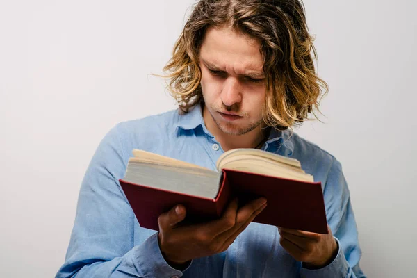 Elinde Kitap Olan Adam — Stok fotoğraf