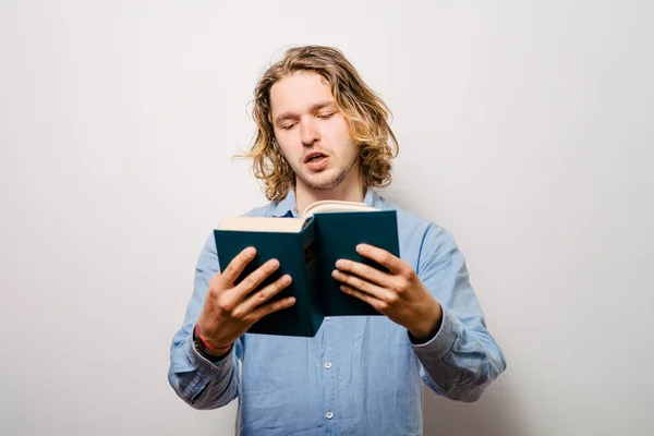 Man Met Een Boek — Stockfoto