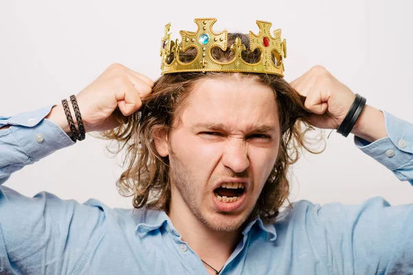 Stüdyoda poz veren adam