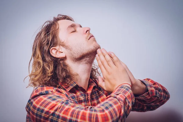 Stüdyoda poz veren adam