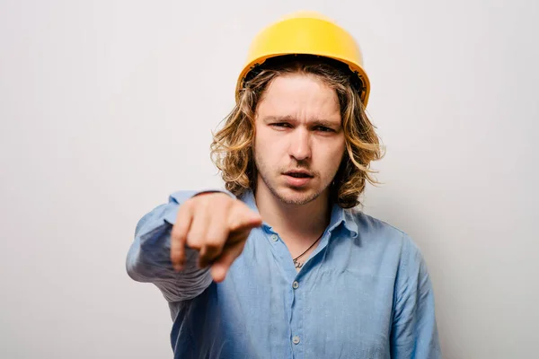 Stirnrunzeln Handarbeiter Bauarbeiter Der Mit Dem Finger Auf Sie Oder — Stockfoto